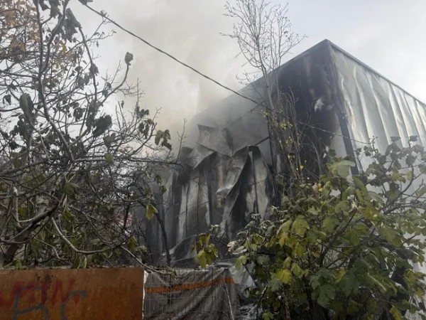 Esenyurt'ta depoda korkutan yangın! Dumanlar metrelerce yükseldi